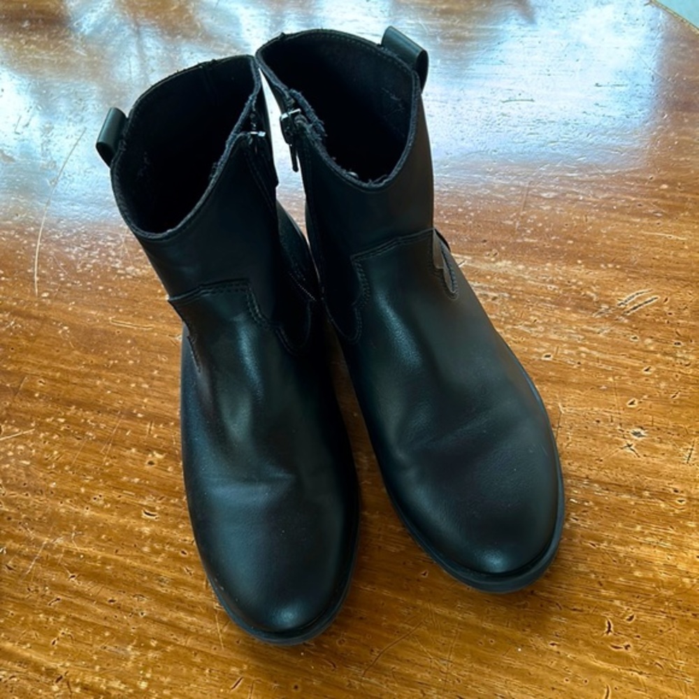 Girl size 34 western ankle boots.